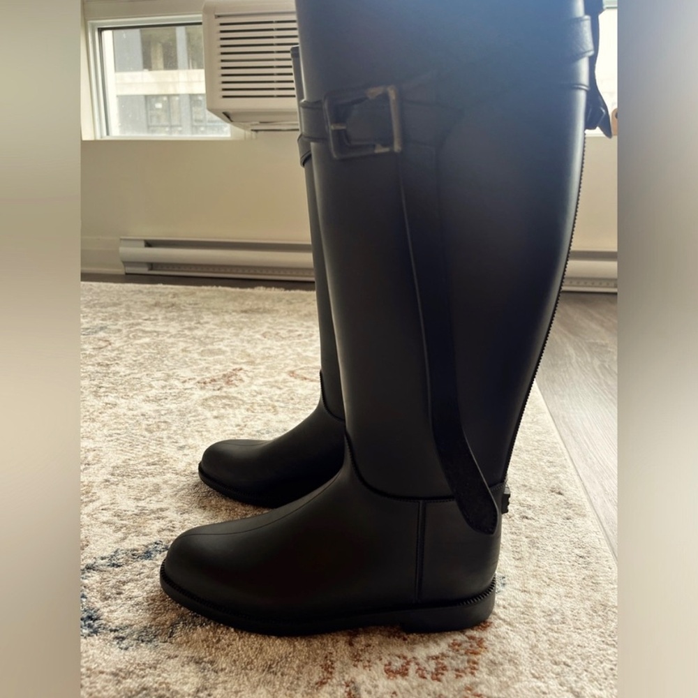 Burberry esquestrian tall boots